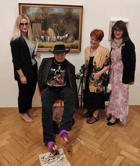 Pokaż zdjęcie: Na zdjęciu artysta Stanisław Kmiecik, razem z nim przedstawiciel Oddziału Małopolskiego PFRON oraz zarząd Fundacji Sztuki Osób Niepełnosprawnych