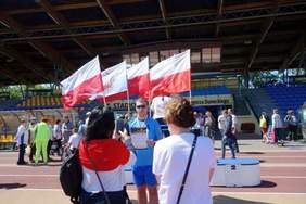 Nagrodzony zwycięzca podczas sesji dla fotoreporterów