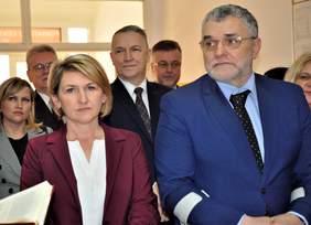 Pokaż zdjęcie: Agnieszka Korzeniewska Dyrektor PCPR, Albun Mazurek Dyrektor Wydziału Polityki Społecznej LUW, Krzysztof Niewiadomski Starosta Łęczyński fot. Starostwo Powiatowe w Łęcznej