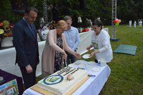 Pokaż zdjęcie: urodzinowy tort krojony przez starostę powiatu poddębickiego Małgorzatę Komajda 