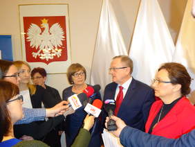 Pokaż zdjęcie: Dyrektor Andrzej Michalski udziela wywiadu w towarzystwie wojewody Agaty Wojtyszek