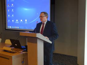 Pokaż zdjęcie: Dyrektor Andrzej Michalski otwiera spotkanie