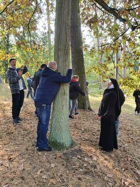 Pokaż zdjęcie: Człowiek obejmujący drzewo
