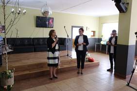 Pokaż zdjęcie: 20-lecie ŚDS w Rajkowach - gratulacje składa gratulacje składa Ewa Szczypior - Wydział Polityki Społecznej Pomorskiego Urzędu Wojewódzkiego w Gdańsku