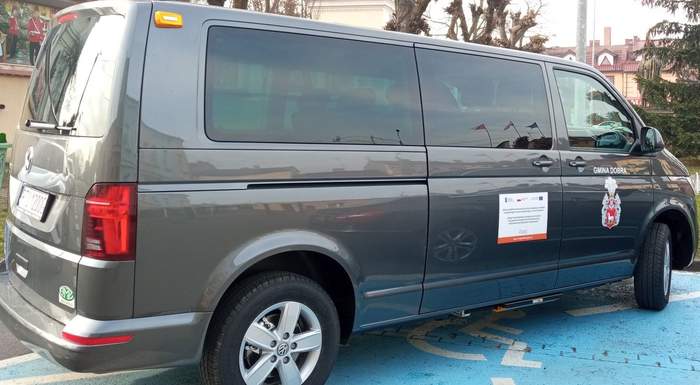 Pokaż zdjęcie: Bus dla Gminy Dobra zakupiony w ramach konkursu grantowego PFRON pn. „Usługi indywidualnego transportu door-to-door oraz poprawa dostępności architektonicznej wielorodzinnych budynków mieszkalnych”