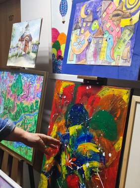 Pokaż zdjęcie: Zdjęcie wyeksponowanych prac plastycznych.