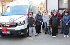 Pokaż zdjęcie: Podopieczni PSONI Koło w Zamościu uczestniczyli w odbiorze nowego busa