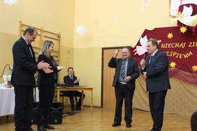 Pokaż zdjęcie: Przekazanie kluczyków kierowcy