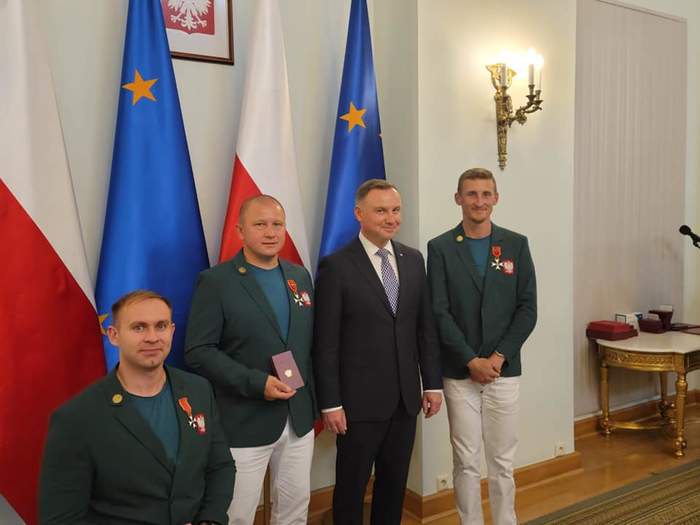Pokaż zdjęcie: 3 zawodników (w tym jeden na wózku inwalidzkim) i 1 trener "Start" Gorzów stoją obok Prezydenta Polski Adrzeja Dudy na tle flag Polski i Unii Europejskiej w sali Pałacu Prezydenckiego