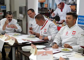 Pokaż zdjęcie: Jurorzy degustują zupę przyrządzoną przez uczestników konkursu