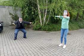 Pokaż zdjęcie: Zajęcia fizyczne na świeżym powietrzu - na zdjęciu uczestnik i terapeuta podczas ćwiczeń