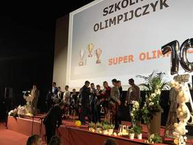 Pokaż zdjęcie: Olimpijczycy gratulujący podopiecznym Placówki