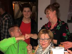 Pokaż zdjęcie: Nigel Kennedy – światowej sławy brytyjski skrzypek, Marta Mordarska – dyrektor Małopolskiego Oddziału PFRON oraz przedstawiciele PSONI Koło w Szczawnicy