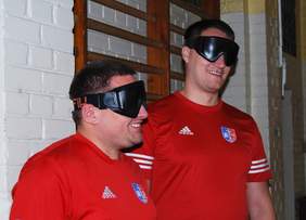 Pokaż zdjęcie: Krakowscy piłkarze z klubu Tyniecka Nie Widzę Przeszkód. Od lewej: Martin Jung i Marcin Ryszka