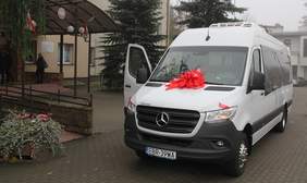 Pokaż zdjęcie: uroczyste przekazanie autobusu dla Szkoły Podstawowej nr 2 w Brzezinach