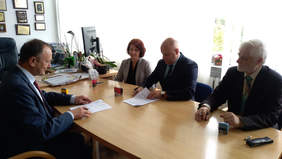 Przedstawiciele powiatu niżańskiego podpisują umowę w ramach programu "Zajęcia klubowe w WTZ"