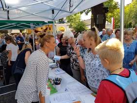 Pokaż zdjęcie: Stoisko informacyjne Małopolskiego Oddziału PFRON podczas uroczystości ku czci Przemienienia Pańskiego w Parafii św. Małgorzaty w Nowym Sączu