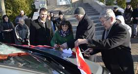 Pokaż zdjęcie: symboliczne przecięcie wstęgi: starosta wieluński Marek Kieler, wicestarosta Krzysztof Dziuba, Dyrektor DPS Emilia Łaniewska, Dyrektor Oddziału Łódzkiego PFRON Władysław Skwarka