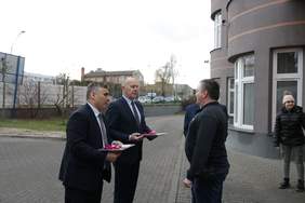 Pokaż zdjęcie: Augustyn Mirosław - Starosta Tczewski oraz Dariusz Majorek - Dyrektor Oddziału Pomorskiego PFRON przekazują klucze do pojazdu na ręce kierowcy. 