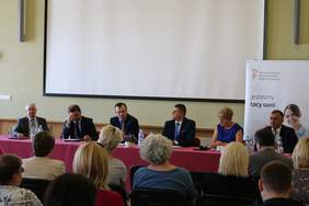 Pokaż zdjęcie: (od lewej) Dyr. Gen. Pom. Urzędu Woj. Andrzej Spiker, Wiceminister Paweł Chorąży, Wiceminister Marcin Zieleniecki, Dyr. Biur. Pełn. Rządu ds. O. N. Michał Pelczarski, Dyr. Pom. Oddz. NFZ  Elżbieta Rucińska-Kulesz, Dyr. Oddz. Dariusz Majorek