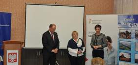 Pokaż zdjęcie: Organizatorzy konferencji (od lewej: Jan Nowak, Wójt gminy Kawęczyn; Maria Krupecka, Pełnomocnik Wojewody Wielkopolskiego ds. Równego Traktowania; Anna Skupień, dyrektor Oddziału Wielkopolskiego PFRON) 