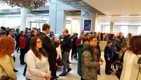 Pokaż zdjęcie: Uczestnicy otwarcia wystawy „Pragnę Zwyciężać” na Uniwersytecie Ekonomicznym w Poznaniu