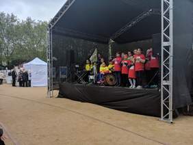 Pokaż zdjęcie: Występ grup "Makaton" i "Serca Rytm" z SOSW nr 1 w Policach