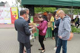 Pokaż zdjęcie: wręczenie nagród uczestnikom konkuyrsu