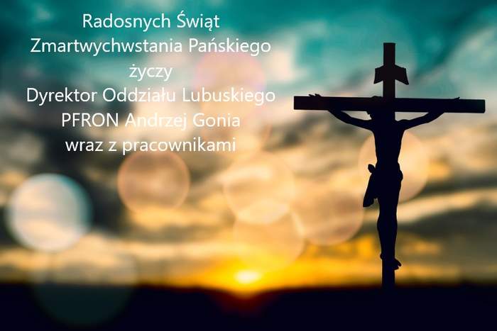 Pokaż zdjęcie: Widok na koryzont ze wschodzącym słońcem, na pierwszym planie Krzyż z Ukrzyżowanych Jezusem Chrystusem, są chmury, a także treść życzeń "Radosnych Świąt Zmartywchwstania Pańskiego życzy Dyrektor Oddziału Lubuskiego PFRON Andrzej Gonia wraz