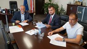 Pokaż zdjęcie: W gabinecie przy stoliku podpisją umowy Starosta Strzelecko-Dredenecki, Wicestarosta oraz Dyrektor Oddziału. 