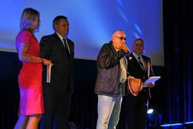 Pokaż zdjęcie: Fot. Otwarcie festiwalu- przemawia aktor Jan Nowicki