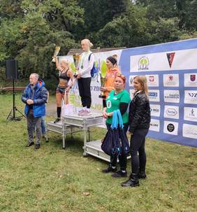 Pokaż zdjęcie: Finaliści na mecie - wręczanie pamiątkowych medali