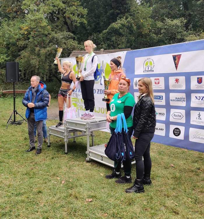 Pokaż zdjęcie: Finaliści na mecie - wręczanie pamiątkowych medali