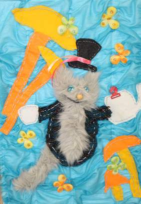 Pokaż zdjęcie: Wyhaftowany kot bez jednej łapy z cylindrem na głowie