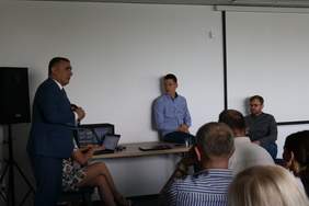 Pokaż zdjęcie: Prowadzący spotkanie konsultacyjno-szkoleniowe.