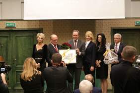 Pokaż zdjęcie: Wręczenie "Srebrnego drzewka" Arkadiuszowi Kiemczyńskiemu - dyrektorowi Domu Pomocy Społecznej w Damaszce