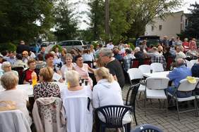 Pokaż zdjęcie: Uczestnicy imprezy integrującej osoby niepełnosprawne pn.: „Pożegnanie Lata w Muzycznych Klimatach”