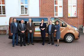 Pokaż zdjęcie: Uroczystość przekazania busa dla uczniów ze Specjalnego Ośrodka Szkolno-Wychowawczego w Jastrowiu