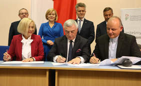 Pokaż zdjęcie: Podpisanie umowy z Caritas Diecezji Kieleckiej 
