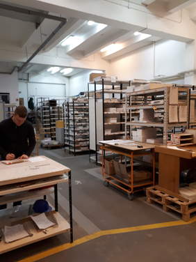 Pokaż zdjęcie: Pracownik na stanowisku pracy w magazynie