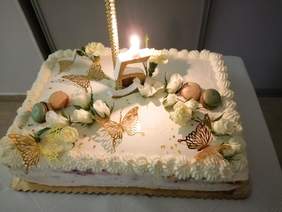 Pokaż zdjęcie: Tort z cyfrą 5 na środku oraz dekoracjami