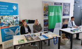 Pokaż zdjęcie: Stoiska informacyjne