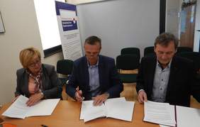 Pokaż zdjęcie: od lewej: Marta Mordarska - Dyrektor Oddziału Małopolskiego PFRON, Zbigniew Starzec – Starosta Oświęcimski, prof. dr hab. Stanisław Mazur - Dziekan Wydziału Biotechnologii i Ogrodnictwa