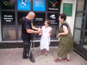 Pokaż zdjęcie: Zdjęcie pracowników PFRON i Ośrodka Przygotowań Paraolimpijskich przed wejściem do ośrodka