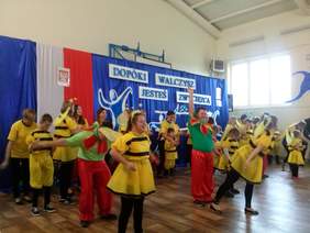 Występy uczniów Specjalnego Ośrodka Szkolno-Wychowawczego w Bogumiłku podczas otwarcia nowej sali gimnastycznej