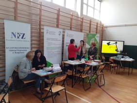 Podczas Dnia Osób z Niepełnosprawnością - na lewo: stoisko NFZ-u, a po lewej stronie: stoisko PFRON, w głębi stoisko OWiT-u 
