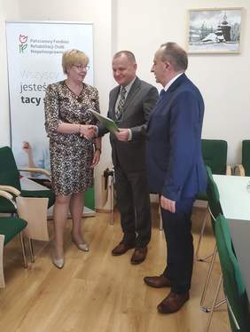 Pokaż zdjęcie: Przekazanie umowy w siedzibie Małopolskiego Oddziału PFRON
