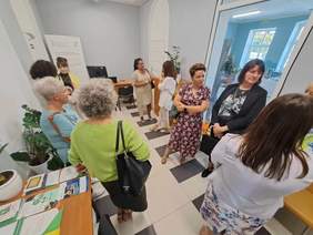 Uczestniczki spotkania stoją w punkcie CIDON i dyskutują