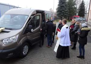 Zaproszeni goście oglądają noy samochód