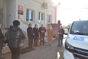 Pokaż zdjęcie: W uroczystości przekazania samochodu wzięli udział: Dyrektor PFRON w Kielcach – Andrzej Michalski, Starosta Buski – Jerzy Kolarz, Wicestarosta Buski – Stanisław Klimczak, Dyrektor PCPR w Busku – Zdroju – Aneta Chwalik, Dyrektor DPS Gnojno 